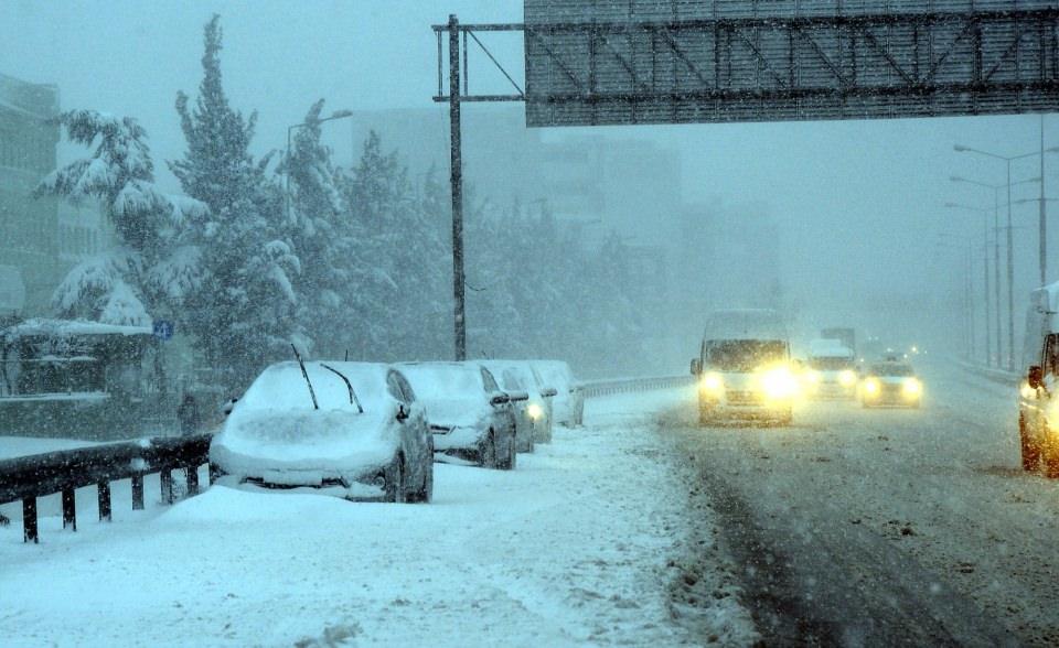 <p>Bazı bölgelerde kar kalınlığını 40 santimetreye ulaştığı İstanbul'da yağış özellikle Avrupa yakasında kar fırtınası şeklinde etkisini sürdürüyor. Dün akşam saatlerinde başlayan ve gece yarısına kadar devam eden trafik yoğunluğu ise sabah saatlerinde yerini sakinliğe bıraktı.</p>

<p> </p>
