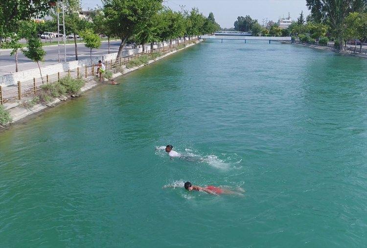 <p>Dalgıçlar da Karadeniz sahilinde sıklıkla görülen rip akıntısı, kum kayması ile dalgalı günlerde denize girilmemesi, güvenlik şamandıralarının geçilmemesi ve ikazlara uyulması konusunda telkinde bulundu.</p>