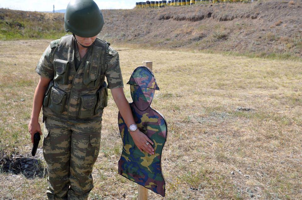 <p>2005 yılında Kara Harp Okulundan mezun olan Yüzbaşı Özlem Altundağ Fatura, sırasıyla Diyarbakır, Şırnak Cizre, KKTC ve Adapazarı’nda çeşitli görevlerde bulundu. Fatura, 2015 yılında atandığı Kars’ta Bakım Birlik Komutanı olarak görev yapıyor.</p>
