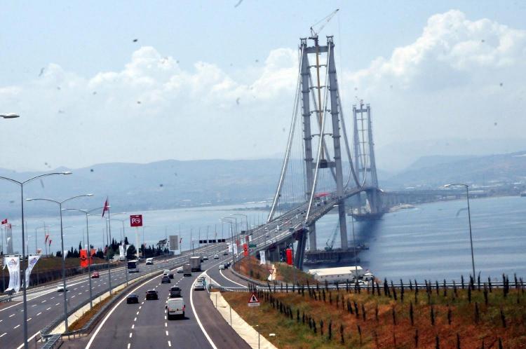 <p>Yalova- Bursa ve Yalova- Kocaeli karayolu üzerine ise yer yer araç yoğunluğu oluşurken, Eskihisar-Topçular arasında sefer yapan araba vapurunda köprü nedeniyle sıra oluşmadığı gözleniyor.</p>
<p> </p>
