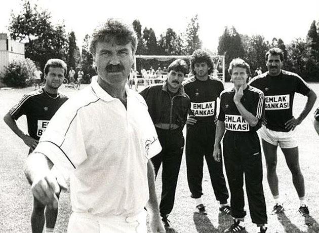 <p>1990 | Hakan Tecimer, Guus Hiddink, Müjdat Yetkiner, Hasan Kemal Özdemir, Erdi Demir, Yaşar Duran (Fenerbahçe)</p>
