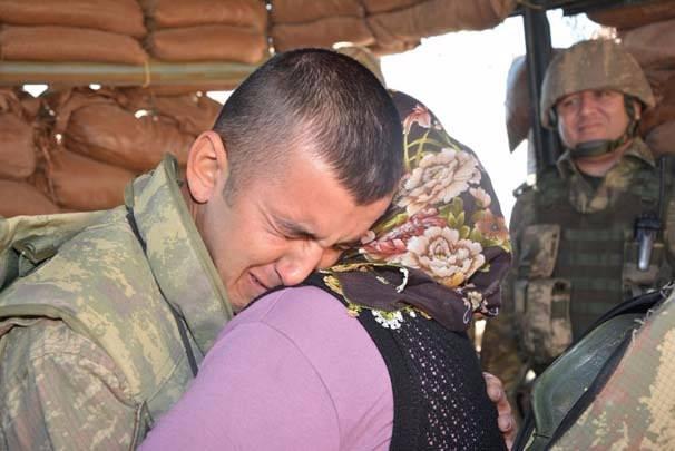 <p>Şırnak’ın Uludere ilçesindeki Altıntepe Hudut Karakolu'nda nöbet tutan asker ile anne ve babasının buluşmasında duygulu anlar yaşandı.</p>

<p> </p>
