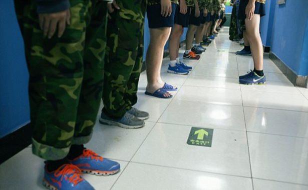 <p>Aynı anda 80 hastayı tedavi edebilecek kapasiteye sahip olan ve şu anda 5'i kadın 50 kişinin tedavi edildiği merkez, uygulamaları ile ülkedeki en sert rehabilitasyon merkezi olarak lanse ediliyor.</p>
