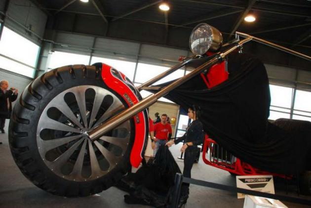 <p>İtalyan tasarımcı Fabio Reggiani ve onun 8 kişilik ekibinin bu dev motoru inşa etmeleri tam 7 ay sürdü. 2 metre genişliğe sahip motosiklet gücünü 5.7 litrelik 8 silindirli motorundan alıyor.</p>