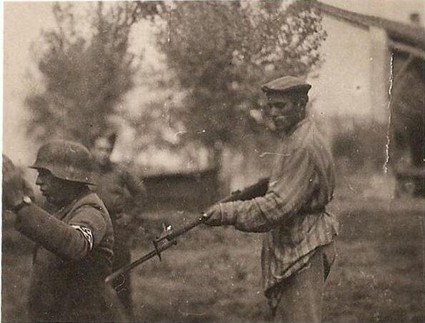 <p>İkinci Dünya Savaşı sonunda bir yahudi, Nazi askere tüfek doğrultuyor </p>
<p> </p>