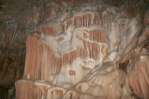 <p>"Bu hidrolojik rejim değişikliğiyle, mağarada bulunan sarkıt-dikit gibi oluşumların su altında kalarak, atmosferik değişimlerden etkilenmeden günümüze kadar ulaştığı tespit edilmiştir. Su altında kalan oluşumların, küresel iklim değişikliği öncesinde oluştuğu, bünyelerinde önceki Buzul Dönemi'ne ilişkin bütün hidrolojik ve atmosferik verileri saklı tuttuğu tespit edildi.</p>

<p> </p>
