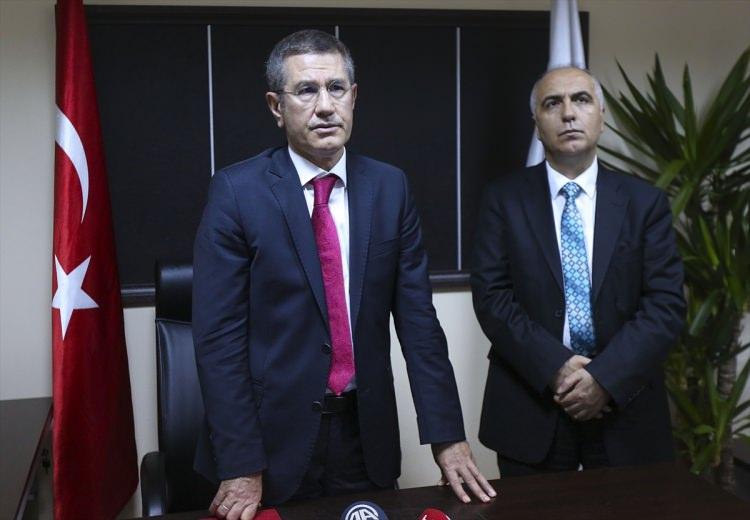 <p>Başbakan Yardımcısı Nurettin Canikli, helikopter kazasının tamamen hava koşullarından kaynaklandığını belirterek, “Hiçbir şekilde dışarıdan müdahale veya ona benzer saldırı nedeniyle düşme gibi bir hadise söz konusu değildir” dedi. <br />
Giresun’un Alucra ilçesinde bir şehit yakını ve askeri personel ile bayramlaştıktan sonra Giresun’a dönüşte Alucra ilçesinde orman alana düşen helikopterde 2’si asker, 4’ü askeri personel eş ve çocukları olmak üzere 7 kişi hayatını kaybederken, 8 kişi de yaralandı. Yaralıların tedavi gördüğü hastanelerden Yağlıdere Devlet Hastanesi’ni ziyaret eden Başbakan Yardımcısı Nurettin Canikli, daha sonra Giresun Devlet Hastanesine geçerek buradaki yaralılarla ilgili bilgiler aldı. Daha sonra basın mensuplarına kazayla ilgili açıklama yapan Başbakan Yardımcısı Nurettin Canikli, helikopter kazasının tamamen hava koşullarından kaynaklandığını söyledi. Helikopter kazasında 7 kişinin şehit olduğunu 8 kişinin ise yaralandığını belirten Canikli, “Bugün saat 17.15 sıralarında 15 kişiyi taşıyan Skorsky helikopterimiz Tohumluk mevkiinde özellikle yoğun sis ve kötü hava koşulları nedeniyle ki halen daha devam ediyor. 7 kişi hayatını kaybetti. 8 tane yaralımız var. Yaralılardan 5’i Giresun Devlet Hastanesinde tedavi görüyor. Bir yaralımız Alucra Devlet Hastanesinde, bir yaralımız ise Sivas’a sevk edildi. Diğerleri de buraya gelmek üzere. Jandarma Bölge Komutanımız ve ekibi bugün Alucra’da bazı karakollara ve jandarma birliklerine özellikle terörle mücadele konusunda özel olarak görevlendirilen birliklere bayramlaşmaya gittikten sonra dönerken bir kaza meydana geliyor. Kazanın nedeni tamamen olumsuz hava şartları. Hiçbir şekilde dışarıdan müdahale veya ona benzer saldırı nedeniyle düşme gibi bir hadise söz konusu değildir” diye konuştu. Helikopter kazasında hiçbir patlamanın söz konusu olmadığını kaydeden Canikli, “Hem şehitlerimiz hem de yaralılarımız çarpmaya bağlı olarak meydana gelen başta ve göğüsteki travmalardır. Hiçbir patlama söz konusu değildir. Düşme esnasında ya da bir yangın durumu söz konusu değildir. Yaralılarımız ve şehitlerimizin hiçbir tanesinde yanık mevcut değildir. Çarpmaya ve travmaya bağlı olarak yaralanmış veya şehit olmuşlardır. Özellikle sosyal medyada birileri tarafından farklı bir şekilde düşürüldüğü noktasında bir takım söylemler var” ifadelerini kullandı.</p>
