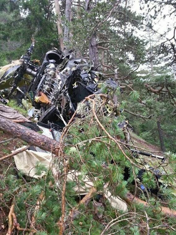 <p>Giresun'un Alucra İlçesi'ndeki karakollarda bayramlaşma ve şehit ailelerini ziyaretten dönen askerler ve yakınlarını taşıyan ve sis yüzünden Tohumluk Yaylası'nda sarp araziye düşen Sikorsky S- 70 tipi helikopterde yaşamını yitiren 7 kişiden 6'sının kimliği şöyle:</p>
<p>Giresun İl Jandarma Komutan Vekili Yarbay Sadettin Şahin, Pilot Yüzbaşı Hilmi Özer, Bölge Komutanı Tuğgeneral Mustafa Doğru'nun eşi Nuran Doğru, kızı Berrin Doğru, Kurmay Başkanı Kurmay Albay Ünal Bayhan'ın eşi Didem Bayhan ve Uzman Çavuş Adem Kara'nın eşi Sema Kara. Durumu ağır olan Giresun Jandarma Bölge Komutanlığı Kurmay Başkanı Kurmay Albay Ünal Bayhan Erzincan Devlet Hastanesi'ne, Astsubay Üstçavuş Cemalettin Çoban Giresun Devlet Hastanesi'ne Jandarma Pilot Üsteğmen Yüksel Kandemir Sivas Cumhuriyet Üniversitesi Tıp Fakültesi'ne sevk edildi. Hayati tehlikesi bulunmayan Giresun Jandarma Bölge Komutanı Tuğgeneral Mustafa Doğru, Uzman Çavuş Adem Kara, Astsubay Teknisyen Üstçavuş Muharrem Demir, Kurmay Başkanı Ünal Bayhan'ın oğlu Erdal Bayhan Yağlıdere Devlet Hastanesi'ne, Kurmay Başkanı Ünal Bayhan'ın kızı Işıl Bayhan, Komutan Vekili Sadettin Şahin'in eşi Nihal Şahin ise Alucra Devlet Hastanesi'nde tedavi görüyor. </p>
<p><strong>GENELKURMAY AÇIKLAMASI</strong><br />
Giresun'da düşen Sikorsky S-70 helikopteriyle ilgili Genelkurmay Başkanlığı'ndan yapılan açıklama 7 kişinin hayatını kaybettiği, 8 kişinin ise yaralandığı belirtildi. Genelkurmay Başkanlığı'nın açıklaması şöyle:<br />
"5 Temmuz 2016 Salı günü, zor şartlarda görev yapmakta olan karakol personeli ve aileleri ile bayramlaşmak ve onlarla birlikte olmak maksadıyla, Giresun-Alucra ve Gümüşhane - Kozağaç Jandarma Karakollarını ziyareti müteakip, Giresun’a dönerken saat 17.15 sularında bir adet Sikorsky helikopteri, Giresun-Alucra ilçesi Tohumluk Köyü mülki sınırları içerisinde henüz tespit edilemeyen bir nedenle düşmüştür. Söz konusu elim olay neticesinde; saat 22.00 itibariyle helikopterde bulunan silah arkadaşlarımız ile eşleri ve çocuklarından yedi kişi maalesef hayatını kaybetmiş, yaralanan sekiz kişi ise derhal bölgedeki hastanelere sevk edilmişlerdir. Konuyla ilgili gelişmeler kamuoyu ile paylaşılacaktır. Bizleri derin bir acı ve üzüntüye boğan bu elim olayda hayatını kaybeden personelimiz ve aile fertlerine Allah’tan rahmet, değerli ailelerine, yakınlarına, Türk Silahlı Kuvvetleri ile Yüce Türk Milletine başsağlığı ve sabır, yaralılarımıza acil şifalar diliyoruz." </p>