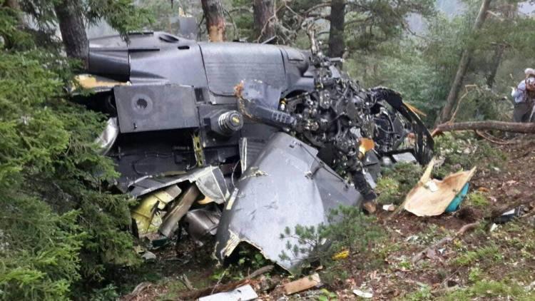 <p>Giresun'un Alucra İlçesi'ndeki karakollarda bayramlaşma ve şehit ailelerini ziyaretten dönen askerler ve yakınlarını taşıyan ve sis yüzünden Tohumluk Yaylası'nda sarp araziye düşen Sikorsky S- 70 tipi helikopterde yaşamını yitiren 7 kişiden 6'sının kimliği şöyle:</p>
<p>Giresun İl Jandarma Komutan Vekili Yarbay Sadettin Şahin, Pilot Yüzbaşı Hilmi Özer, Bölge Komutanı Tuğgeneral Mustafa Doğru'nun eşi Nuran Doğru, kızı Berrin Doğru, Kurmay Başkanı Kurmay Albay Ünal Bayhan'ın eşi Didem Bayhan ve Uzman Çavuş Adem Kara'nın eşi Sema Kara. Durumu ağır olan Giresun Jandarma Bölge Komutanlığı Kurmay Başkanı Kurmay Albay Ünal Bayhan Erzincan Devlet Hastanesi'ne, Astsubay Üstçavuş Cemalettin Çoban Giresun Devlet Hastanesi'ne Jandarma Pilot Üsteğmen Yüksel Kandemir Sivas Cumhuriyet Üniversitesi Tıp Fakültesi'ne sevk edildi. Hayati tehlikesi bulunmayan Giresun Jandarma Bölge Komutanı Tuğgeneral Mustafa Doğru, Uzman Çavuş Adem Kara, Astsubay Teknisyen Üstçavuş Muharrem Demir, Kurmay Başkanı Ünal Bayhan'ın oğlu Erdal Bayhan Yağlıdere Devlet Hastanesi'ne, Kurmay Başkanı Ünal Bayhan'ın kızı Işıl Bayhan, Komutan Vekili Sadettin Şahin'in eşi Nihal Şahin ise Alucra Devlet Hastanesi'nde tedavi görüyor. </p>
<p><strong>GENELKURMAY AÇIKLAMASI</strong><br />
Giresun'da düşen Sikorsky S-70 helikopteriyle ilgili Genelkurmay Başkanlığı'ndan yapılan açıklama 7 kişinin hayatını kaybettiği, 8 kişinin ise yaralandığı belirtildi. Genelkurmay Başkanlığı'nın açıklaması şöyle:<br />
"5 Temmuz 2016 Salı günü, zor şartlarda görev yapmakta olan karakol personeli ve aileleri ile bayramlaşmak ve onlarla birlikte olmak maksadıyla, Giresun-Alucra ve Gümüşhane - Kozağaç Jandarma Karakollarını ziyareti müteakip, Giresun’a dönerken saat 17.15 sularında bir adet Sikorsky helikopteri, Giresun-Alucra ilçesi Tohumluk Köyü mülki sınırları içerisinde henüz tespit edilemeyen bir nedenle düşmüştür. Söz konusu elim olay neticesinde; saat 22.00 itibariyle helikopterde bulunan silah arkadaşlarımız ile eşleri ve çocuklarından yedi kişi maalesef hayatını kaybetmiş, yaralanan sekiz kişi ise derhal bölgedeki hastanelere sevk edilmişlerdir. Konuyla ilgili gelişmeler kamuoyu ile paylaşılacaktır. Bizleri derin bir acı ve üzüntüye boğan bu elim olayda hayatını kaybeden personelimiz ve aile fertlerine Allah’tan rahmet, değerli ailelerine, yakınlarına, Türk Silahlı Kuvvetleri ile Yüce Türk Milletine başsağlığı ve sabır, yaralılarımıza acil şifalar diliyoruz." </p>