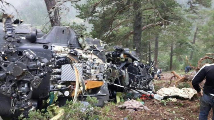 <p>Giresun'un Alucra İlçesi'ndeki karakollarda bayramlaşma ve şehit ailelerini ziyaretten dönen askerler ve yakınlarını taşıyan ve sis yüzünden Tohumluk Yaylası'nda sarp araziye düşen Sikorsky S- 70 tipi helikopterde yaşamını yitiren 7 kişiden 6'sının kimliği şöyle:</p>
<p>Giresun İl Jandarma Komutan Vekili Yarbay Sadettin Şahin, Pilot Yüzbaşı Hilmi Özer, Bölge Komutanı Tuğgeneral Mustafa Doğru'nun eşi Nuran Doğru, kızı Berrin Doğru, Kurmay Başkanı Kurmay Albay Ünal Bayhan'ın eşi Didem Bayhan ve Uzman Çavuş Adem Kara'nın eşi Sema Kara. Durumu ağır olan Giresun Jandarma Bölge Komutanlığı Kurmay Başkanı Kurmay Albay Ünal Bayhan Erzincan Devlet Hastanesi'ne, Astsubay Üstçavuş Cemalettin Çoban Giresun Devlet Hastanesi'ne Jandarma Pilot Üsteğmen Yüksel Kandemir Sivas Cumhuriyet Üniversitesi Tıp Fakültesi'ne sevk edildi. Hayati tehlikesi bulunmayan Giresun Jandarma Bölge Komutanı Tuğgeneral Mustafa Doğru, Uzman Çavuş Adem Kara, Astsubay Teknisyen Üstçavuş Muharrem Demir, Kurmay Başkanı Ünal Bayhan'ın oğlu Erdal Bayhan Yağlıdere Devlet Hastanesi'ne, Kurmay Başkanı Ünal Bayhan'ın kızı Işıl Bayhan, Komutan Vekili Sadettin Şahin'in eşi Nihal Şahin ise Alucra Devlet Hastanesi'nde tedavi görüyor. </p>
<p><strong>GENELKURMAY AÇIKLAMASI</strong><br />
Giresun'da düşen Sikorsky S-70 helikopteriyle ilgili Genelkurmay Başkanlığı'ndan yapılan açıklama 7 kişinin hayatını kaybettiği, 8 kişinin ise yaralandığı belirtildi. Genelkurmay Başkanlığı'nın açıklaması şöyle:<br />
"5 Temmuz 2016 Salı günü, zor şartlarda görev yapmakta olan karakol personeli ve aileleri ile bayramlaşmak ve onlarla birlikte olmak maksadıyla, Giresun-Alucra ve Gümüşhane - Kozağaç Jandarma Karakollarını ziyareti müteakip, Giresun’a dönerken saat 17.15 sularında bir adet Sikorsky helikopteri, Giresun-Alucra ilçesi Tohumluk Köyü mülki sınırları içerisinde henüz tespit edilemeyen bir nedenle düşmüştür. Söz konusu elim olay neticesinde; saat 22.00 itibariyle helikopterde bulunan silah arkadaşlarımız ile eşleri ve çocuklarından yedi kişi maalesef hayatını kaybetmiş, yaralanan sekiz kişi ise derhal bölgedeki hastanelere sevk edilmişlerdir. Konuyla ilgili gelişmeler kamuoyu ile paylaşılacaktır. Bizleri derin bir acı ve üzüntüye boğan bu elim olayda hayatını kaybeden personelimiz ve aile fertlerine Allah’tan rahmet, değerli ailelerine, yakınlarına, Türk Silahlı Kuvvetleri ile Yüce Türk Milletine başsağlığı ve sabır, yaralılarımıza acil şifalar diliyoruz." </p>
