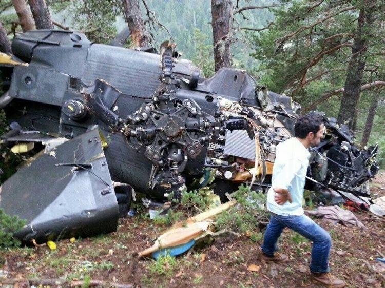 <p>Giresun'un Alucra İlçesi'ndeki karakollarda bayramlaşma ve şehit ailelerini ziyaretten dönen askerler ve yakınlarını taşıyan ve sis yüzünden Tohumluk Yaylası'nda sarp araziye düşen Sikorsky S- 70 tipi helikopterde yaşamını yitiren 7 kişiden 6'sının kimliği şöyle:</p>
<p>Giresun İl Jandarma Komutan Vekili Yarbay Sadettin Şahin, Pilot Yüzbaşı Hilmi Özer, Bölge Komutanı Tuğgeneral Mustafa Doğru'nun eşi Nuran Doğru, kızı Berrin Doğru, Kurmay Başkanı Kurmay Albay Ünal Bayhan'ın eşi Didem Bayhan ve Uzman Çavuş Adem Kara'nın eşi Sema Kara. Durumu ağır olan Giresun Jandarma Bölge Komutanlığı Kurmay Başkanı Kurmay Albay Ünal Bayhan Erzincan Devlet Hastanesi'ne, Astsubay Üstçavuş Cemalettin Çoban Giresun Devlet Hastanesi'ne Jandarma Pilot Üsteğmen Yüksel Kandemir Sivas Cumhuriyet Üniversitesi Tıp Fakültesi'ne sevk edildi. Hayati tehlikesi bulunmayan Giresun Jandarma Bölge Komutanı Tuğgeneral Mustafa Doğru, Uzman Çavuş Adem Kara, Astsubay Teknisyen Üstçavuş Muharrem Demir, Kurmay Başkanı Ünal Bayhan'ın oğlu Erdal Bayhan Yağlıdere Devlet Hastanesi'ne, Kurmay Başkanı Ünal Bayhan'ın kızı Işıl Bayhan, Komutan Vekili Sadettin Şahin'in eşi Nihal Şahin ise Alucra Devlet Hastanesi'nde tedavi görüyor. </p>
<p><strong>GENELKURMAY AÇIKLAMASI</strong><br />
Giresun'da düşen Sikorsky S-70 helikopteriyle ilgili Genelkurmay Başkanlığı'ndan yapılan açıklama 7 kişinin hayatını kaybettiği, 8 kişinin ise yaralandığı belirtildi. Genelkurmay Başkanlığı'nın açıklaması şöyle:<br />
"5 Temmuz 2016 Salı günü, zor şartlarda görev yapmakta olan karakol personeli ve aileleri ile bayramlaşmak ve onlarla birlikte olmak maksadıyla, Giresun-Alucra ve Gümüşhane - Kozağaç Jandarma Karakollarını ziyareti müteakip, Giresun’a dönerken saat 17.15 sularında bir adet Sikorsky helikopteri, Giresun-Alucra ilçesi Tohumluk Köyü mülki sınırları içerisinde henüz tespit edilemeyen bir nedenle düşmüştür. Söz konusu elim olay neticesinde; saat 22.00 itibariyle helikopterde bulunan silah arkadaşlarımız ile eşleri ve çocuklarından yedi kişi maalesef hayatını kaybetmiş, yaralanan sekiz kişi ise derhal bölgedeki hastanelere sevk edilmişlerdir. Konuyla ilgili gelişmeler kamuoyu ile paylaşılacaktır. Bizleri derin bir acı ve üzüntüye boğan bu elim olayda hayatını kaybeden personelimiz ve aile fertlerine Allah’tan rahmet, değerli ailelerine, yakınlarına, Türk Silahlı Kuvvetleri ile Yüce Türk Milletine başsağlığı ve sabır, yaralılarımıza acil şifalar diliyoruz." </p>