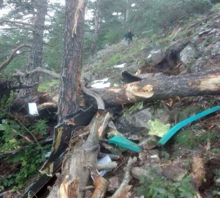 <p>Giresun'un Alucra İlçesi'ndeki karakollarda bayramlaşma ve şehit ailelerini ziyaretten dönen askerler ve yakınlarını taşıyan ve sis yüzünden Tohumluk Yaylası'nda sarp araziye düşen Sikorsky S- 70 tipi helikopterde yaşamını yitiren 7 kişiden 6'sının kimliği şöyle:</p>

<p>Giresun İl Jandarma Komutan Vekili Yarbay Sadettin Şahin, Pilot Yüzbaşı Hilmi Özer, Bölge Komutanı Tuğgeneral Mustafa Doğru'nun eşi Nuran Doğru, kızı Berrin Doğru, Kurmay Başkanı Kurmay Albay Ünal Bayhan'ın eşi Didem Bayhan ve Uzman Çavuş Adem Kara'nın eşi Sema Kara. Durumu ağır olan Giresun Jandarma Bölge Komutanlığı Kurmay Başkanı Kurmay Albay Ünal Bayhan Erzincan Devlet Hastanesi'ne, Astsubay Üstçavuş Cemalettin Çoban Giresun Devlet Hastanesi'ne Jandarma Pilot Üsteğmen Yüksel Kandemir Sivas Cumhuriyet Üniversitesi Tıp Fakültesi'ne sevk edildi. Hayati tehlikesi bulunmayan Giresun Jandarma Bölge Komutanı Tuğgeneral Mustafa Doğru, Uzman Çavuş Adem Kara, Astsubay Teknisyen Üstçavuş Muharrem Demir, Kurmay Başkanı Ünal Bayhan'ın oğlu Erdal Bayhan Yağlıdere Devlet Hastanesi'ne, Kurmay Başkanı Ünal Bayhan'ın kızı Işıl Bayhan, Komutan Vekili Sadettin Şahin'in eşi Nihal Şahin ise Alucra Devlet Hastanesi'nde tedavi görüyor. </p>

<p><strong>GENELKURMAY AÇIKLAMASI</strong><br />
Giresun'da düşen Sikorsky S-70 helikopteriyle ilgili Genelkurmay Başkanlığı'ndan yapılan açıklama 7 kişinin hayatını kaybettiği, 8 kişinin ise yaralandığı belirtildi. Genelkurmay Başkanlığı'nın açıklaması şöyle:<br />
"5 Temmuz 2016 Salı günü, zor şartlarda görev yapmakta olan karakol personeli ve aileleri ile bayramlaşmak ve onlarla birlikte olmak maksadıyla, Giresun-Alucra ve Gümüşhane - Kozağaç Jandarma Karakollarını ziyareti müteakip, Giresun’a dönerken saat 17.15 sularında bir adet Sikorsky helikopteri, Giresun-Alucra ilçesi Tohumluk Köyü mülki sınırları içerisinde henüz tespit edilemeyen bir nedenle düşmüştür. Söz konusu elim olay neticesinde; saat 22.00 itibariyle helikopterde bulunan silah arkadaşlarımız ile eşleri ve çocuklarından yedi kişi maalesef hayatını kaybetmiş, yaralanan sekiz kişi ise derhal bölgedeki hastanelere sevk edilmişlerdir. Konuyla ilgili gelişmeler kamuoyu ile paylaşılacaktır. Bizleri derin bir acı ve üzüntüye boğan bu elim olayda hayatını kaybeden personelimiz ve aile fertlerine Allah’tan rahmet, değerli ailelerine, yakınlarına, Türk Silahlı Kuvvetleri ile Yüce Türk Milletine başsağlığı ve sabır, yaralılarımıza acil şifalar diliyoruz." </p>
