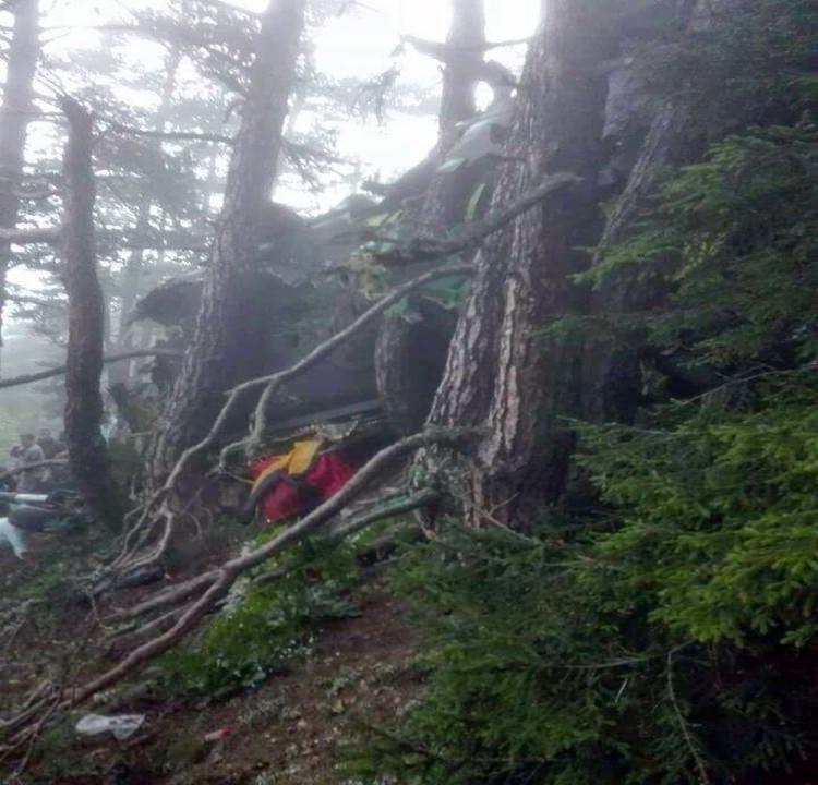 <p>Giresun'un Alucra İlçesi'ndeki karakollarda bayramlaşma ve şehit ailelerini ziyaretten dönen askerler ve yakınlarını taşıyan ve sis yüzünden Tohumluk Yaylası'nda sarp araziye düşen Sikorsky S- 70 tipi helikopterde yaşamını yitiren 7 kişiden 6'sının kimliği şöyle:</p>
<p>Giresun İl Jandarma Komutan Vekili Yarbay Sadettin Şahin, Pilot Yüzbaşı Hilmi Özer, Bölge Komutanı Tuğgeneral Mustafa Doğru'nun eşi Nuran Doğru, kızı Berrin Doğru, Kurmay Başkanı Kurmay Albay Ünal Bayhan'ın eşi Didem Bayhan ve Uzman Çavuş Adem Kara'nın eşi Sema Kara. Durumu ağır olan Giresun Jandarma Bölge Komutanlığı Kurmay Başkanı Kurmay Albay Ünal Bayhan Erzincan Devlet Hastanesi'ne, Astsubay Üstçavuş Cemalettin Çoban Giresun Devlet Hastanesi'ne Jandarma Pilot Üsteğmen Yüksel Kandemir Sivas Cumhuriyet Üniversitesi Tıp Fakültesi'ne sevk edildi. Hayati tehlikesi bulunmayan Giresun Jandarma Bölge Komutanı Tuğgeneral Mustafa Doğru, Uzman Çavuş Adem Kara, Astsubay Teknisyen Üstçavuş Muharrem Demir, Kurmay Başkanı Ünal Bayhan'ın oğlu Erdal Bayhan Yağlıdere Devlet Hastanesi'ne, Kurmay Başkanı Ünal Bayhan'ın kızı Işıl Bayhan, Komutan Vekili Sadettin Şahin'in eşi Nihal Şahin ise Alucra Devlet Hastanesi'nde tedavi görüyor. </p>
<p><strong>GENELKURMAY AÇIKLAMASI</strong><br />
Giresun'da düşen Sikorsky S-70 helikopteriyle ilgili Genelkurmay Başkanlığı'ndan yapılan açıklama 7 kişinin hayatını kaybettiği, 8 kişinin ise yaralandığı belirtildi. Genelkurmay Başkanlığı'nın açıklaması şöyle:<br />
"5 Temmuz 2016 Salı günü, zor şartlarda görev yapmakta olan karakol personeli ve aileleri ile bayramlaşmak ve onlarla birlikte olmak maksadıyla, Giresun-Alucra ve Gümüşhane - Kozağaç Jandarma Karakollarını ziyareti müteakip, Giresun’a dönerken saat 17.15 sularında bir adet Sikorsky helikopteri, Giresun-Alucra ilçesi Tohumluk Köyü mülki sınırları içerisinde henüz tespit edilemeyen bir nedenle düşmüştür. Söz konusu elim olay neticesinde; saat 22.00 itibariyle helikopterde bulunan silah arkadaşlarımız ile eşleri ve çocuklarından yedi kişi maalesef hayatını kaybetmiş, yaralanan sekiz kişi ise derhal bölgedeki hastanelere sevk edilmişlerdir. Konuyla ilgili gelişmeler kamuoyu ile paylaşılacaktır. Bizleri derin bir acı ve üzüntüye boğan bu elim olayda hayatını kaybeden personelimiz ve aile fertlerine Allah’tan rahmet, değerli ailelerine, yakınlarına, Türk Silahlı Kuvvetleri ile Yüce Türk Milletine başsağlığı ve sabır, yaralılarımıza acil şifalar diliyoruz." </p>