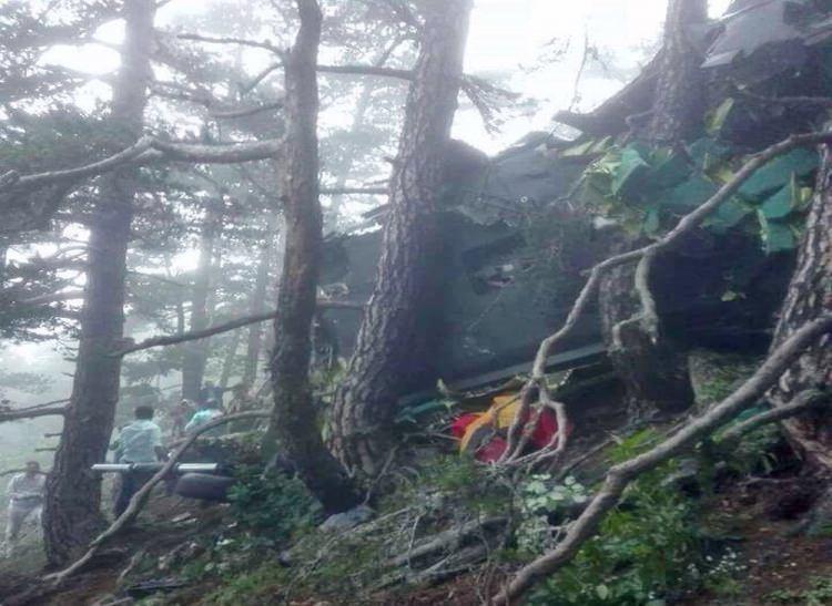 <p>Giresun'un Alucra İlçesi'ndeki karakollarda bayramlaşma ve şehit ailelerini ziyaretten dönen askerler ve yakınlarını taşıyan ve sis yüzünden Tohumluk Yaylası'nda sarp araziye düşen Sikorsky S- 70 tipi helikopterde yaşamını yitiren 7 kişiden 6'sının kimliği şöyle:</p>
<p>Giresun İl Jandarma Komutan Vekili Yarbay Sadettin Şahin, Pilot Yüzbaşı Hilmi Özer, Bölge Komutanı Tuğgeneral Mustafa Doğru'nun eşi Nuran Doğru, kızı Berrin Doğru, Kurmay Başkanı Kurmay Albay Ünal Bayhan'ın eşi Didem Bayhan ve Uzman Çavuş Adem Kara'nın eşi Sema Kara. Durumu ağır olan Giresun Jandarma Bölge Komutanlığı Kurmay Başkanı Kurmay Albay Ünal Bayhan Erzincan Devlet Hastanesi'ne, Astsubay Üstçavuş Cemalettin Çoban Giresun Devlet Hastanesi'ne Jandarma Pilot Üsteğmen Yüksel Kandemir Sivas Cumhuriyet Üniversitesi Tıp Fakültesi'ne sevk edildi. Hayati tehlikesi bulunmayan Giresun Jandarma Bölge Komutanı Tuğgeneral Mustafa Doğru, Uzman Çavuş Adem Kara, Astsubay Teknisyen Üstçavuş Muharrem Demir, Kurmay Başkanı Ünal Bayhan'ın oğlu Erdal Bayhan Yağlıdere Devlet Hastanesi'ne, Kurmay Başkanı Ünal Bayhan'ın kızı Işıl Bayhan, Komutan Vekili Sadettin Şahin'in eşi Nihal Şahin ise Alucra Devlet Hastanesi'nde tedavi görüyor. </p>
<p><strong>GENELKURMAY AÇIKLAMASI</strong><br />
Giresun'da düşen Sikorsky S-70 helikopteriyle ilgili Genelkurmay Başkanlığı'ndan yapılan açıklama 7 kişinin hayatını kaybettiği, 8 kişinin ise yaralandığı belirtildi. Genelkurmay Başkanlığı'nın açıklaması şöyle:<br />
"5 Temmuz 2016 Salı günü, zor şartlarda görev yapmakta olan karakol personeli ve aileleri ile bayramlaşmak ve onlarla birlikte olmak maksadıyla, Giresun-Alucra ve Gümüşhane - Kozağaç Jandarma Karakollarını ziyareti müteakip, Giresun’a dönerken saat 17.15 sularında bir adet Sikorsky helikopteri, Giresun-Alucra ilçesi Tohumluk Köyü mülki sınırları içerisinde henüz tespit edilemeyen bir nedenle düşmüştür. Söz konusu elim olay neticesinde; saat 22.00 itibariyle helikopterde bulunan silah arkadaşlarımız ile eşleri ve çocuklarından yedi kişi maalesef hayatını kaybetmiş, yaralanan sekiz kişi ise derhal bölgedeki hastanelere sevk edilmişlerdir. Konuyla ilgili gelişmeler kamuoyu ile paylaşılacaktır. Bizleri derin bir acı ve üzüntüye boğan bu elim olayda hayatını kaybeden personelimiz ve aile fertlerine Allah’tan rahmet, değerli ailelerine, yakınlarına, Türk Silahlı Kuvvetleri ile Yüce Türk Milletine başsağlığı ve sabır, yaralılarımıza acil şifalar diliyoruz." </p>