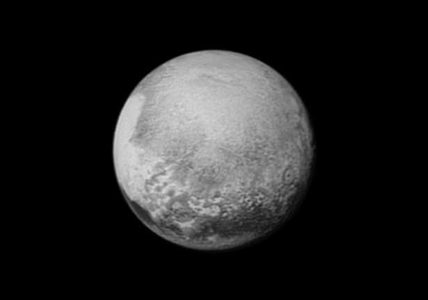 <p>Bilim insanları, geçtiğimiz Temmuz ayında Plüton yakınlarından geçen New Horizons uzay aracından gelen bu son veri dizisini geçtiğimiz Pazartesi günü yapılan Division for Planetary Sciences yıllık toplantısında açıkladı ve Plüton'un tüm beklentilerden çok daha farklı bir şey olduğunu gösterdi.</p>
