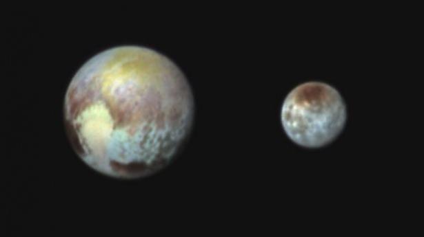 <p>New Horizons'un baş araştırmacısı Alan Stern, takımın keşif konusunda tam not aldığını, ancak tahmin yürütmede sınıfta kaldığını belirtti. Stern, "Plüton sistemi bizi şaşkına çevirdi," diyor.</p>
