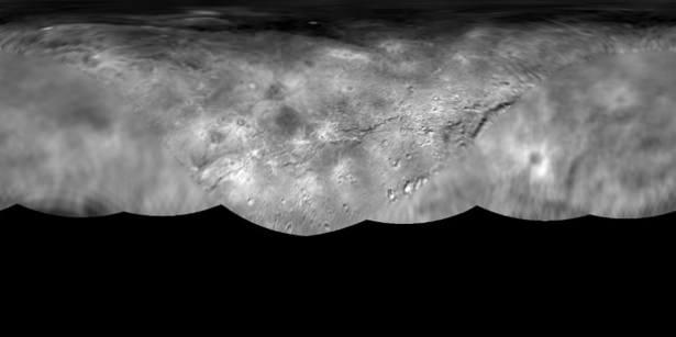 <p>New Horizons ekibindeki bilim insanları şimdi bunun tamamen yanlış olduğunu söylüyor. Plüton'un atmosferi hiç de düşündükleri gibi hacimli değil. "Yeni oranlar göz önüne alındığında yok olan tabakanın 15 santimetre olduğunu söyleyebiliriz," diyor Güneybatı Araştırma Merkezi'nden Leslie Young. Plüton'daki azotun çoğu cüce gezegene yakın duruyor. Bu durum kafa karıştırıcı olsa da Plüton'un atmosferinde hidrojen siyanit varlığıyla açıklanabilir. Hiç kimse bu miktarda hidrojen siyanit bulmayı beklemese de bu durum, atmosferde soğutucu bir etki yaratarak onu Plüton'un yüzeyine yakın tutmuş olabilir.</p>
