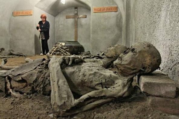 <p>Çek Cumhuriyeti'nin Brno kentindeki sıradışı mahzen mezar turistlerin büyük ilgisini çekiyor.</p>
