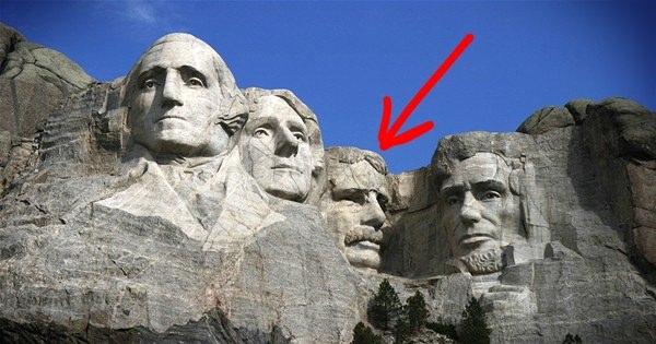 <p>Amerikan başkanlarının dağa yapılmış heykellerinden oluşan Rushmore Dağı'nın içinde gizli bir odanın olduğunu biliyor muydunuz?</p>

<p> </p>
