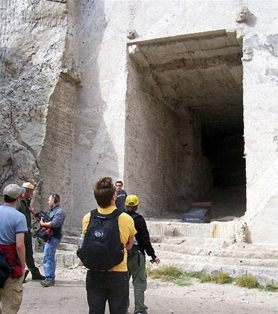 <p>90’lı yıllara dek süren çalışmalarla bitirilen odada bugün ABD’nin bazı sembol belgeleri mevcut. Bağımsızlık Bildirgesi, ABD Anayasası, Haklar Bildirgesi gibi temsili belgeler bir titanyum kasanın içinde korunuyor.</p>

<p> </p>
