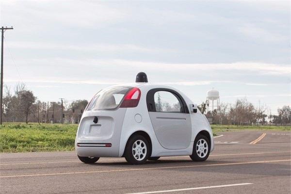 <p>Dış görünüşüyle Koala’ya benzeyen küçük ve sevimli otomobilin, iç dizaynındaki sadelik dikkati çekerken, yetkililer, geleceğin otomobili iddiası taşıyan bir araca göre oldukça basit malzemelerle tasarlanmış iç dizayna ilişkin, nihai üretimde modelin değişeceği ve geliştirileceğini ifade etti.</p>

<p> </p>
