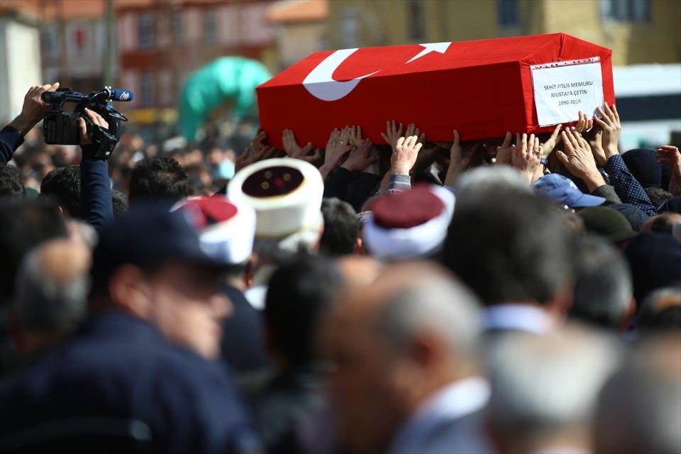 <p>Mardin'in Nusaybin ilçesinde terör örgütü PKK mensuplarınca zırhlı aracın geçişi sırasında düzenlenen roketatarlı saldırıda şehit olan polis memuru Mustafa Çetin, memleketi Konya'da son yolculuğuna uğurlandı.</p>
<p> </p>
<p> </p>