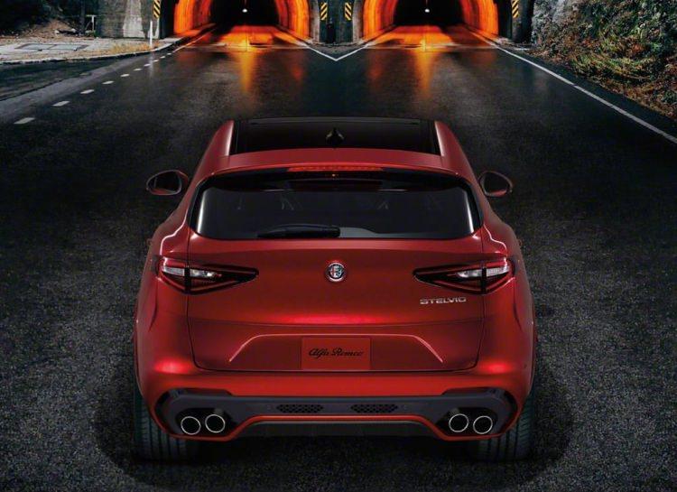 <p>Standart Stelvio'da ise giriş seviyesinde 2,0 lt'lik 280 HP güç üreten turbo beslemeli dört silindirli motor kullanılıyor. Bu motor standart olarak 8 ileri vitesli otomatik şanzıman ve dört tekerlekten çekiş sistemiyle birlikte sunuluyor.</p>