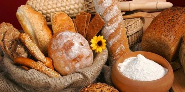 <p>Ekmeğin geleneksel olmadığına vurgu yapan Prof. Dr. Karatay, <strong>"Son 50 yılda piyasaya sürülen ekmek kimyasal dolu. Tek başına buğday, o kadar çok glüten ihtiva ediyor ki şekeri yükselterek, insülin salgılanmasını artırır. İnsülin yüksekliği de kanser sebebidir”</strong> dedi. </p>
