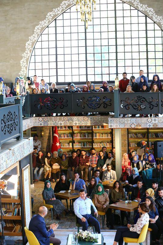 <p><strong>ANISINI ANLATTI, GÜLÜŞMELER HAVADA UÇUŞTU</strong></p>
<p>-Bir anımı paylaşmak istiyorum. Bir gün ders veriyorum, bir baktım, bir öğrencim yok. “Nerede bu arkadaşınız?” dedim. “Bilmiyoruz” dediler. Cep telefonunu aldım, aradım. Dedim “nerdesin?”. “Sana ne!” dedi. Benim olduğumu bilmiyor. “Senin başka yerde olman lazımdı” dedim. Sonra şüphe etmeye başladı, üslubunu düzeltti. Yarım saat kadar bulunduğu yerden geldi. Ders kıran varsa yakalarım. On beş gün önce gece saat 12. Doktora öğrencilerime haber verdim, geldiler. 3'e kadar ders çalıştık. Tezlerden son gelişmelerden konuştuk. Üç ilişki var ki özel, anne-baba ile çocuk arasında, hoca-talebe ilişkisi ve hasta-doktor ilişkisi. Bu üçü ikame edilemiyor.</p>
<p><strong>SORU: Ben Doğuluyum, ailem de Doğu'da. Türkiye Cumhuriyeti vatandaşı bir Kürdüm. Bölgemizde büyük sorunlar var. Ara tatilde memleketime gidince, ailem İstanbul'a göndermek istiyor. Biz memleketimizde bir haftadan fazla duramıyoruz. Bölge halkı olarak Cumhurbaşkanımıza ve size dua ediyorduk. Ama şu an çözüm sürecinin meyvesini alamadık. Bu konuda bölgede bizim gibi düşünen gençlere ne söylemek istersiniz?</strong></p>
<p>-Yürek yakan, can alıcı bir soru. Çözüm süreci başladığı zaman, Diyarbakır'da bir konuşma yapmıştım. Yine başbakan vasfıyla değil, öğretim üyesi olarak. Sur'da çocuklar top oynuyordu, onlarla top oynadım. Ondan 15 gün sonra Manisay'a gittim. Manisa'da da çocuklarla top oynadım. Dedim ki, çözüm sürecinin felsefesi burada. 5 sene sonra bunlar hep beraber ülke inşasında birlikte mi çalışacaklar yoksa çatışmanın içinde mi olacaklar? Her gün yattığımda ve kalktığımda, bu çocukların kurtarılması için ne yapılması gerekiyorsa onu düşünüyoruz.</p>
<p>Bütün meselemiz bu çocukları kurtarmak. Ama herkes böyle düşünmüyor. Birileri de o çocukların eline silah veriyor. Samimiyetle çözüm sürecinin başarısı için çaba sarf ettik, çaba sarf etmeye devam edeceğiz.</p>