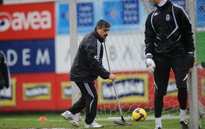 <p><strong>"SAAT YOK KRAMPON GETİRDİM"</strong></p>

<p>Beşiktaş malzemecisi Süreyya: "Schumacher’in Fener’e ilk geldiği seneydi. ‘Bana ilk golü atana altın saat hediye edeceğim’ diye açıklama yapmıştı. Kadıköy’de biz de Fenerbahçe’yle oynuyoruz. Ben de soyunma odasında uyumuşum. Arkadaş geldi, “Leslie Ferdinand Schumacher’e gol attı 3-1 yendik” dedi. Ferdinand, herkesi çalımlayıp golünü atmış. Malzemeci Halil Ağabey, ‘Süreyya, Ferdinand seni sever, söyle de o saati sen al’ dedi..."</p>
