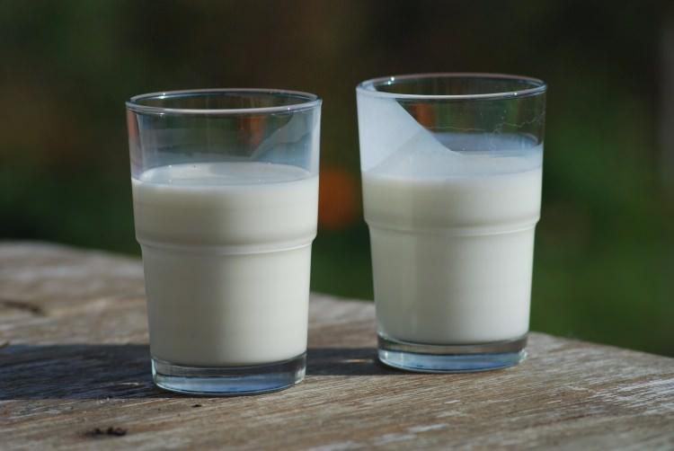 <p>Yaz aylarında soda, gazoz benzeri asitli içecekler yerine ayran gibi sağlıklı ürünler tüketilmesi gerekiyor.</p>