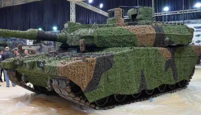 <p><strong>ALTAY TANKI'NIN YENİ VERSİYONU İLK KEZ GÖRÜCÜYE ÇIKTI</strong></p>
<p>Türkiye'nin en büyük özel sermayeli savunma sanayii şirketi Otokar, Milli Ana Muhabere Tankı ALTAY'ın barış destek operasyonları için asimetrik muharebe koşullarına uygun geliştirilen yeni versiyonunu IDEF Uluslararası Savunma Sanayi Fuarı'nda ilk kez sergiledi. Otokar Genel Müdürü Serdar Görgüç, 'İhtiyaç duyulanın ötesinde ALTAY tankının versiyonlarını da geliştiriyoruz seri üretim görevi verildiği takdirde, ülkemiz ve ordumuz için en iyisini yapmaya hazırız' dedi. </p>