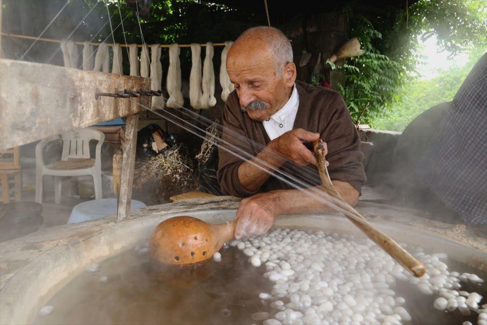 <p>İki katlı evlerinin yanındaki atölyede ailece sürdürdükleri ipek dokumacılığında marka haline gelen Büyükaşık ve çocukları, hala kullandıkları "ipekçi çıtrığı" diye bilinen mancınık sistemi ve el tezgahı ile geleneksel ipek böcekçiliğini yaşatıyor.</p>
<p> </p>