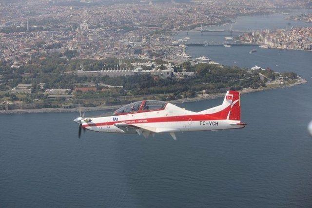 <p>Azami servis irtifasının 10 bin 577 kilometre olduğu kydedilen Hürkuş'un, 15 bin ft'de maksimum havada kalma süresi ise 4 saat 15 dakika. Yine 15 bin ft'de 1478 km gidebilen Hürkuş, deniz seviyesinde 489 metre kalkış mesafesine sahip.</p>
<p> </p>