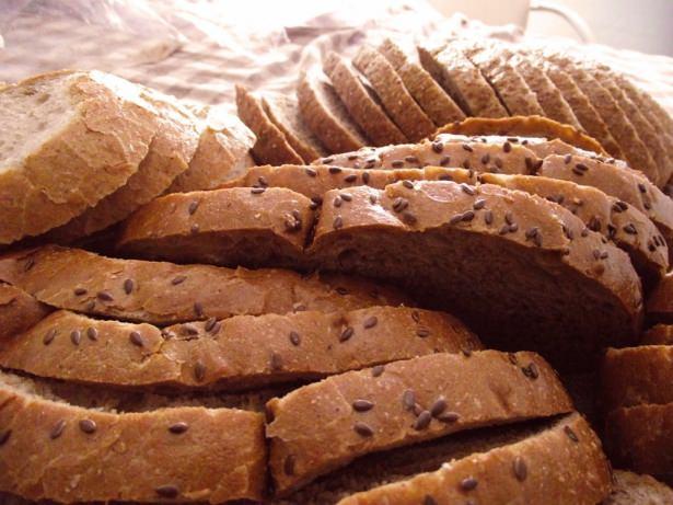 <p>3-TAM BUĞDAY EKMEK Tam buğday ekmek Günlük enerji yakıtının çoğu karbonhidratlardır. Sağlıklı karbonhidrat olan tam buğday ekmek, B gurubu vitaminlerinden zengin, lif kaynağıdır.</p>
