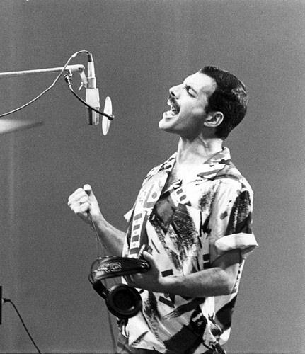 <p><strong>Freddie Mercury (Queen grubunun efsanevi solisti)</strong></p>

<p>Afrika'dan önce Hindistan'a daha sonra ailesiyle birlikte Londra'ya göç etti.</p>
