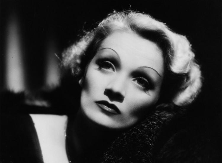 <p><strong>Marlene Dietrich (Hollywood yıldızı)</strong></p>

<p>Almanya'<strong>d</strong>an ABD'ye göç etti. ABD vatandaşı oldu.</p>
