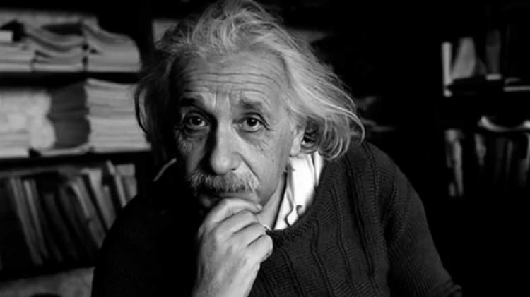 <p><strong>Albert Einstein (Nobel ödüllü fizikçi)</strong></p>

<p>Nazi partisi hakimiyetinden kaçmak için Almanya’dan ABD’ye gitti.</p>
