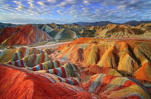 <p>Çin'in Gansu bölgesindeki Zhangye Danxia Landform Jeolojik Parkı'nda yer alan bu dağlar, görenleri hayrete düşürüyor.</p>