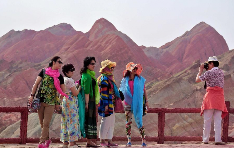<p>Gansu bölgesindeki Zhangye Danxia Landform isimli jeoparkta yer alan renkli dağlar, ziyaretçilerin akınına uğruyor.</p>
