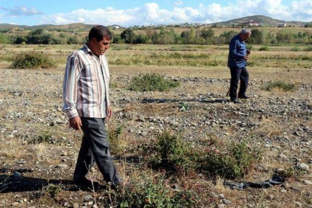<p>Taşın değerli olduğunu anladıktan sonra alıcıları da çoğaldı. Çevre illerden de yoğun talep var. Gece gündüz demeden taş arıyorlar” diye konuştu.</p>
<p> </p>