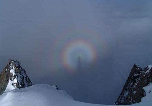 <p><strong>Brocken Spectre yada Broken Hayaleti olarak adlandırılan görüntü ilk zamanlar dağcılar tarafından gizemli bir olay olarak değerlendiriliyordu. </strong></p>