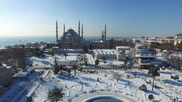 <p>İstanbul&rsquo;lulara zor anlar yaşatan kar, yeni yılın ilk g&uuml;n&uuml;nde g&uuml;neşin de a&ccedil;masıyla m&uuml;thiş bir manzara oluşturdu</p>
