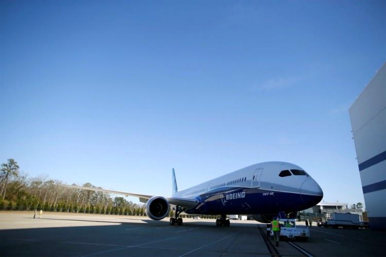<p>ABD merkezli uçak üreticisi Boeing 787 Dreamliner modelinin geliştirilmiş hali olan 787-10 Dreamliner yolcu uçağını tanıttı.</p>
