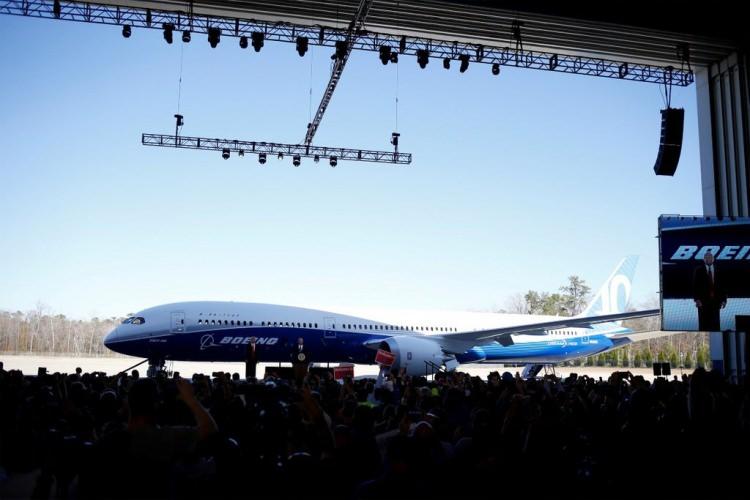 <p>Şirketin Güney Karolina eyalatinde bulunan tesisinde gerçekleşen lansman ile ilk defa görücüye çıkan 787-10 Dreamliner, 787-9'dan 5.5 metre daha uzun bir yapıya sahip.</p>
