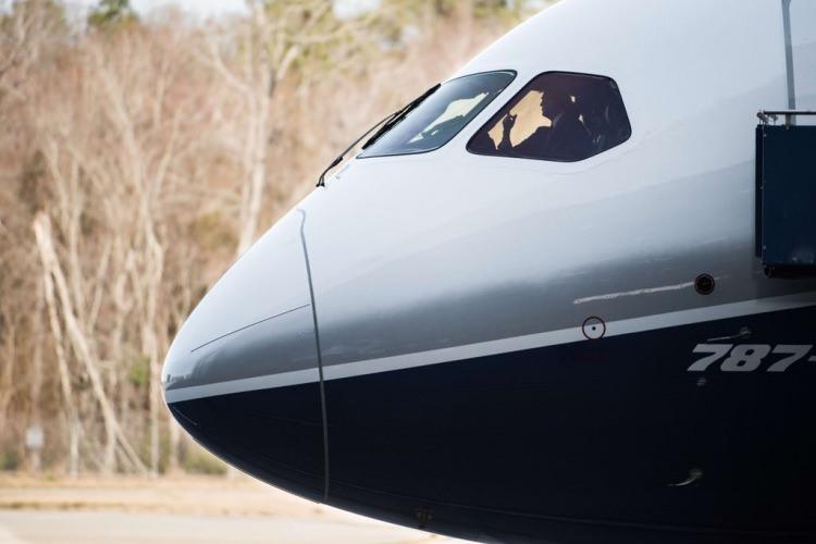 <p>yeni modeli 787-10 Dreamliner'ın lansmanına ABD Balkanı Trump da katıldı.</p>
