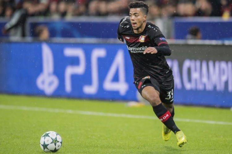 <p><strong>BENJAMIN HENRICHS</strong></p>

<p><strong>Yaş:</strong> 20</p>

<p><strong>Kulübü:</strong> Bayer Leverkusen</p>

<p><strong>Pozisyon:</strong> Sağ Bek</p>

<p><strong>Değeri:</strong> 10 milyon euro</p>
