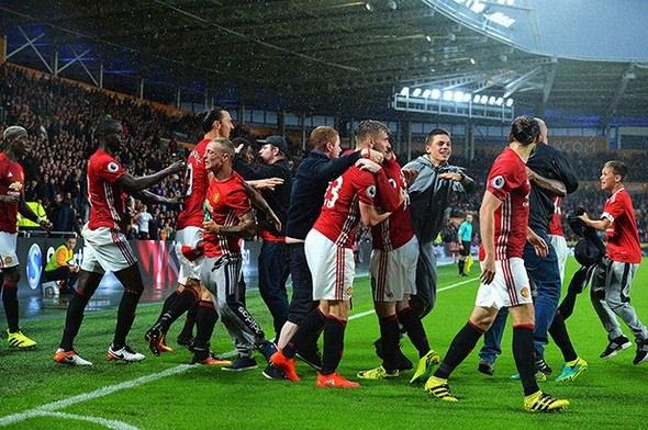 <p>Golü Rashford ile kutlayan Manchester United taraftarlarının bir bölümü, bu sevinç sırasında tribünlerde düşüp zor anlar yaşadı.</p>

<p> </p>
