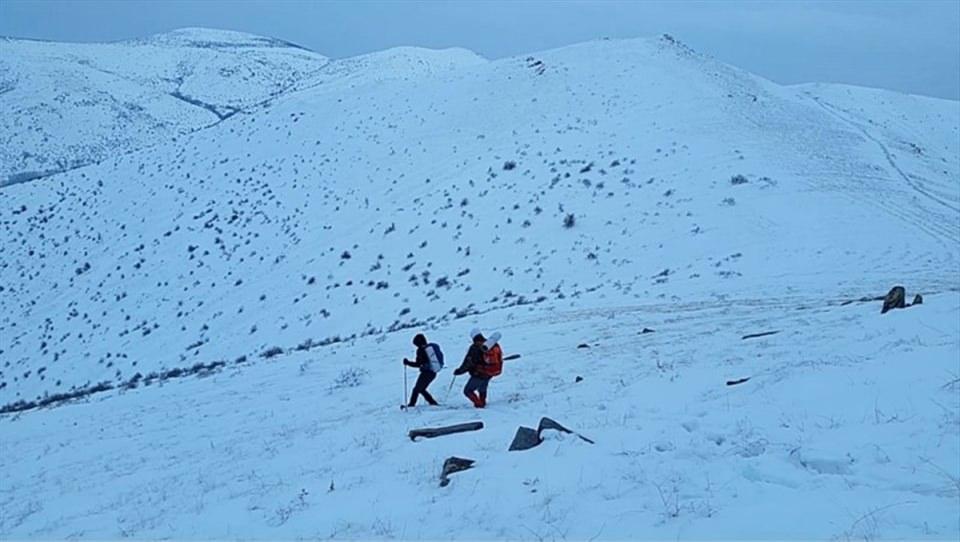 <p>Kırşehirli dağcılar, karla kaplı olan 1823 metre yükseklikteki Gönül Dağı'nın Kale Tepe mevkisine tırmanarak Türk bayrağı açtı</p>

<p> </p>
