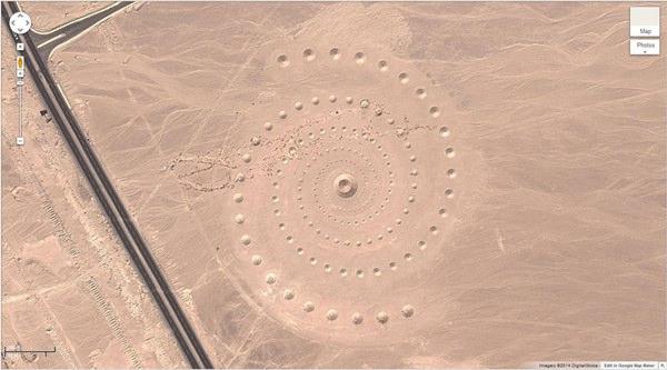 <p>2. Çöldeki gizemli desen (27°22’50.10″N, 33°37’54.62″E) Red Sea Governorate, Mısır</p>